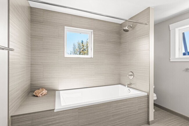 Building Photo - 5bd/2.75ba Seattle Home