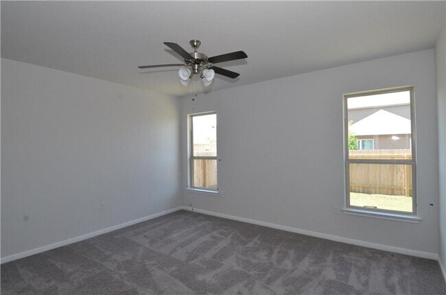 Building Photo - Great location in a quiet neighborhood! Pet Friendly!