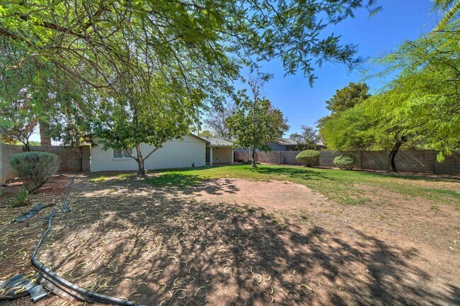 Building Photo - 5945 S Palm Dr
