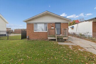 Building Photo - $1300 3 bedroom