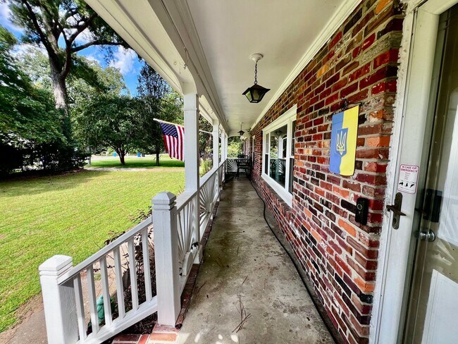 Building Photo - Love Where You Live in Lake Shores!