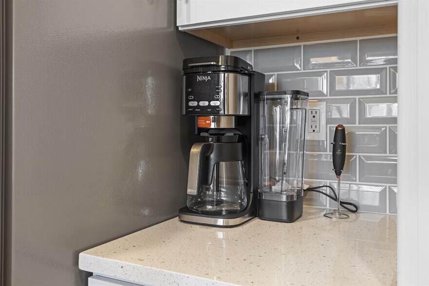 Building Photo - 2052 W Bella Ln