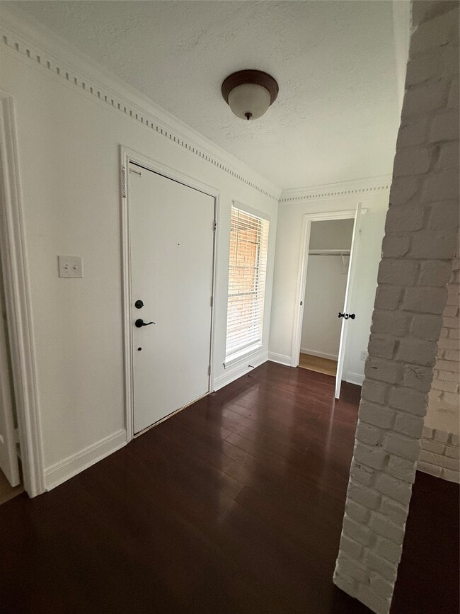 Building Photo - 2075 Little Cedar Dr