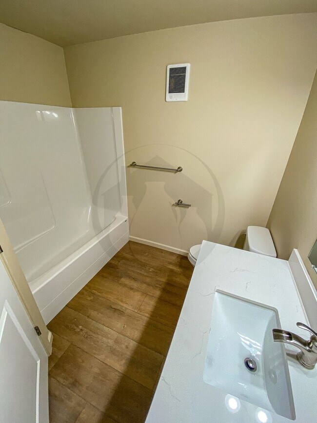 Building Photo - Willamina Duplex