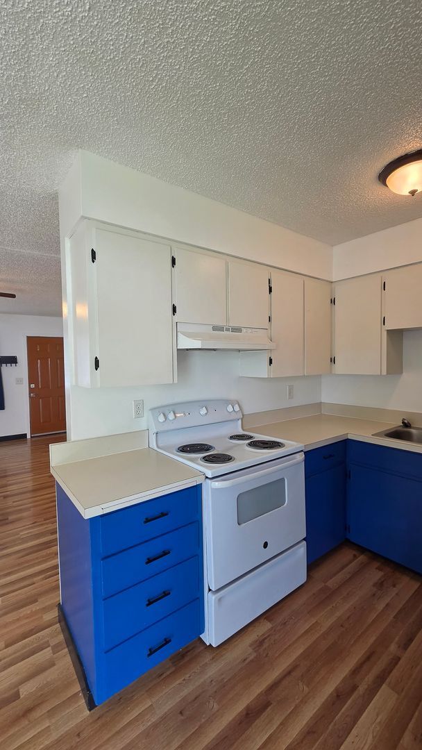 Building Photo - Remodeled Two Bedroom Duplex Off Reserve