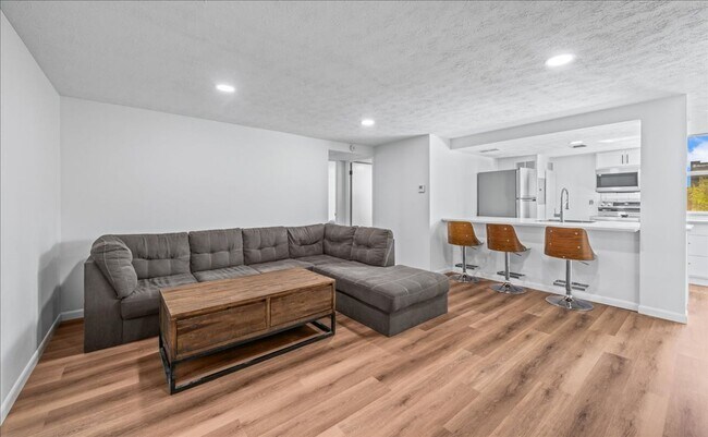 Building Photo - Newly Renovated Blackstone Gem!