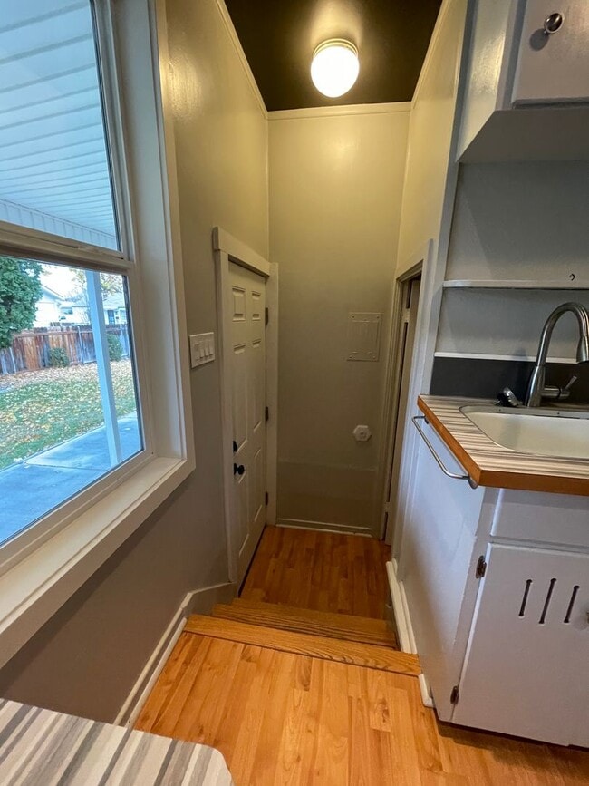 Building Photo - 2 bd., 1 bath with extra bonus finished ba...
