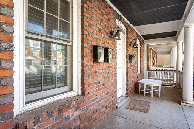 Building Photo - 2213 W Cary St