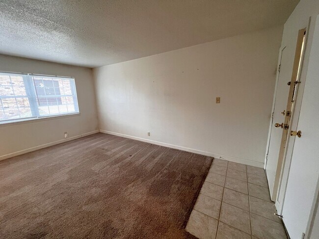 Building Photo - Spacious 1 Bedroom unit in Coralville, IA