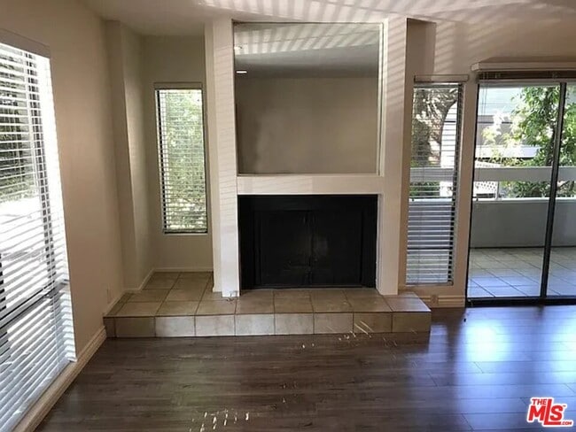 Building Photo - 1887 Greenfield Ave