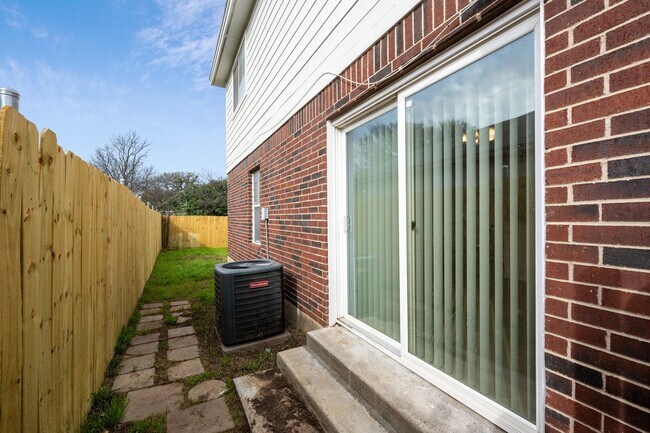 Building Photo - 203 Tamara Dr