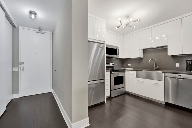 Building Photo - 30 E Huron St