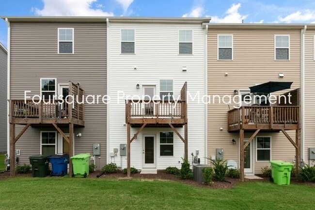 Building Photo - Stylish 3-Level Townhome with Bonus Suite, Deck & Garage – Near I-540 and Shopping
