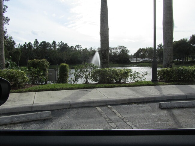 Building Photo - 700 Crestwood Ct S