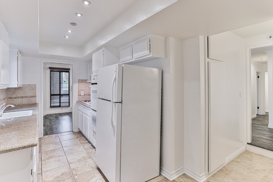 Building Photo - 222 N Rose St