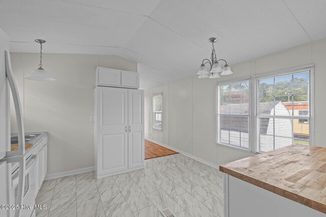 Building Photo - 119 Starwood Cir