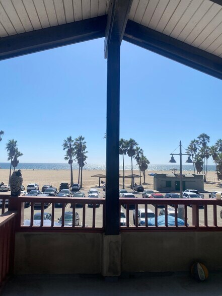 Building Photo - 313 Ocean Front Walk