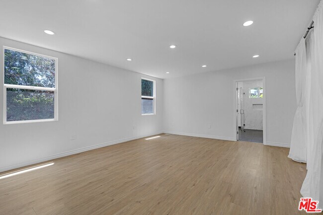 Building Photo - 621 N Bedford Dr