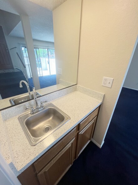 Building Photo - 109 E Rosewood Ct