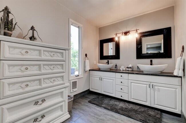 Building Photo - Beautifully Renovated 5 Bedroom Farmhouse outside of Newberg
