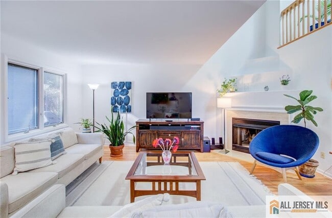 Building Photo - 388 Sayre Dr