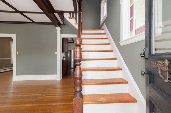 Building Photo - 44 Custer St