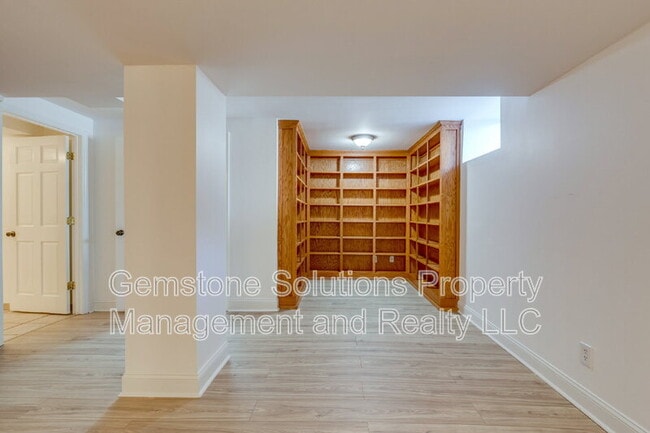 Building Photo - 502 32nd Ave S