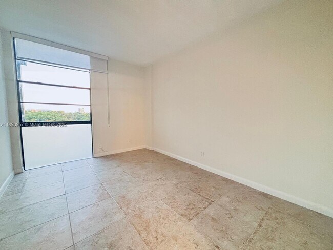 Building Photo - 3101 N Country Club Dr