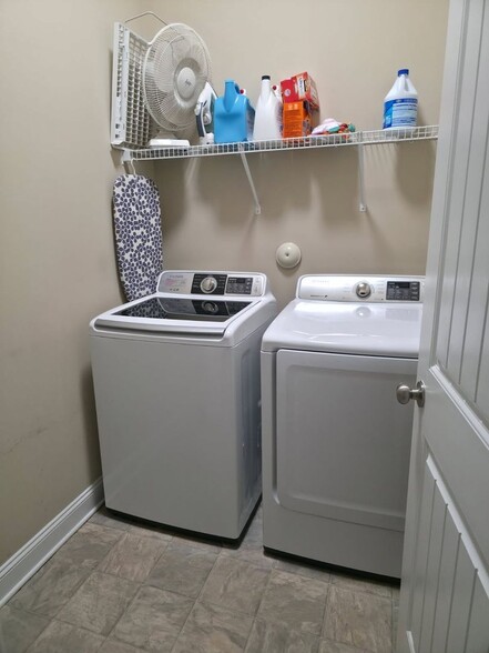 Building Photo - 341 Belvedere Dr