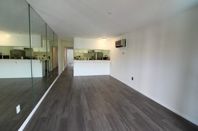 Building Photo - Los Caballeros #313