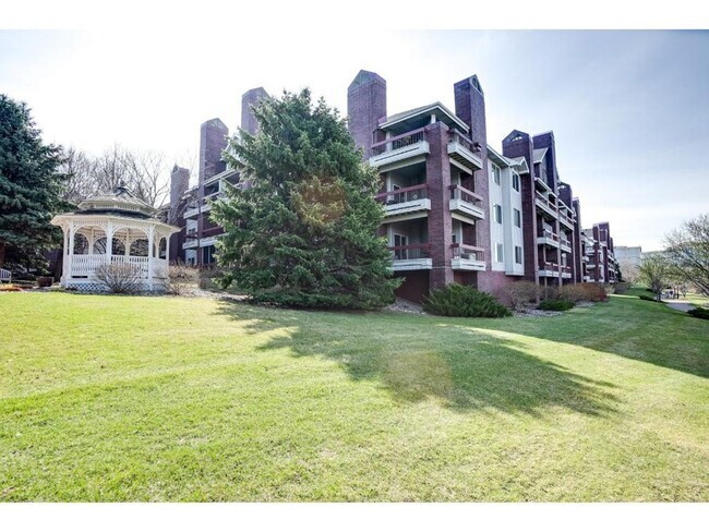 Building Photo - Edina Condo, Vaulted Ceilings, All New Carpet and Paint, In Unit Laundry, Garage Parking, One Mon...