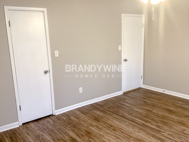 Building Photo - One month FREE RENT
