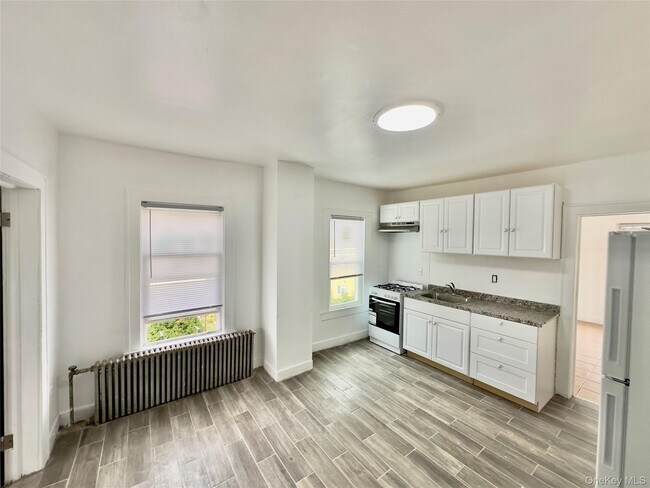 Primary Photo - 104 Henry St