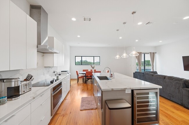 Building Photo - 2239 N MacGregor Way