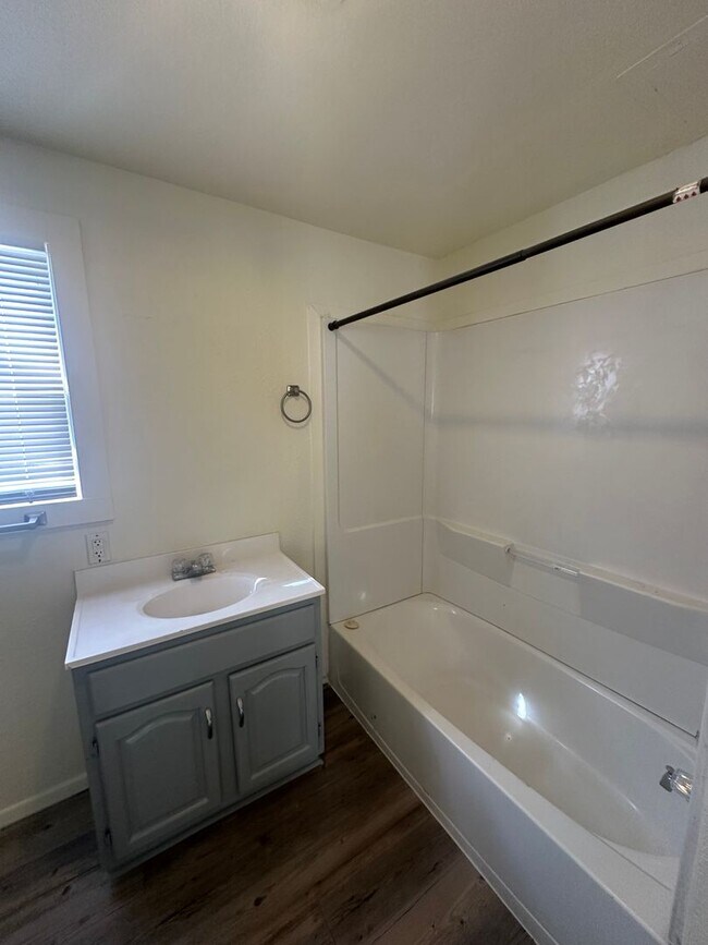 Building Photo - Spacious 4 Bedroom!