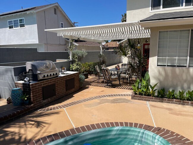 Building Photo - Spacious East Ventura 4 Bedroom 2 Bath Pool Home