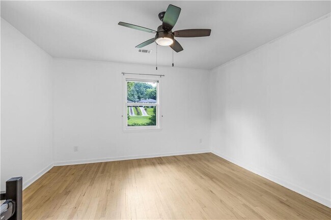 Building Photo - 844 Deckner Ave SW