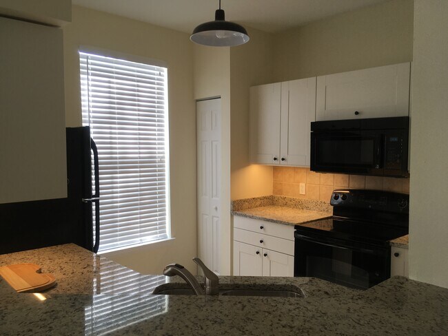 Building Photo - 12879 Madison Pointe Cir