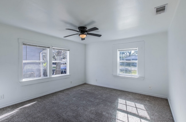 Building Photo - 301 E Dumble St