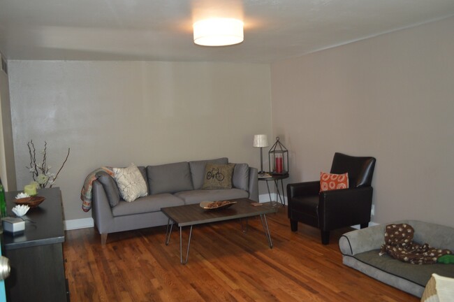 Building Photo - Remodeled 2 bed, 1 bath in the heart of Fo...