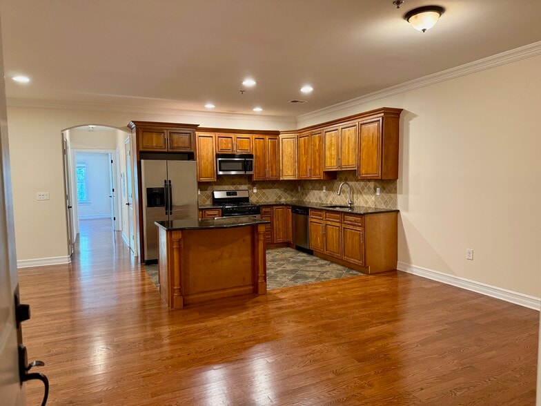 Building Photo - 524-532 Maple Ave