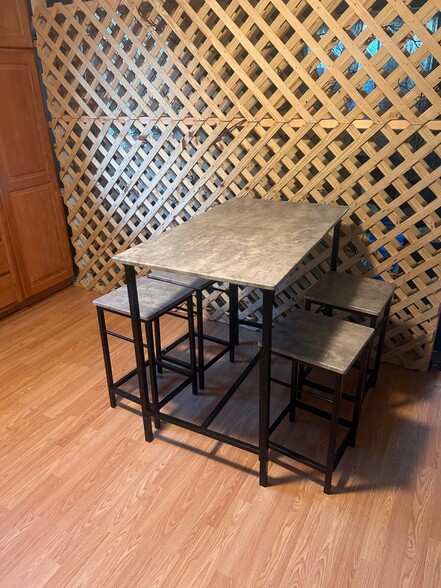 Building Photo - 547 N Oakland Ave