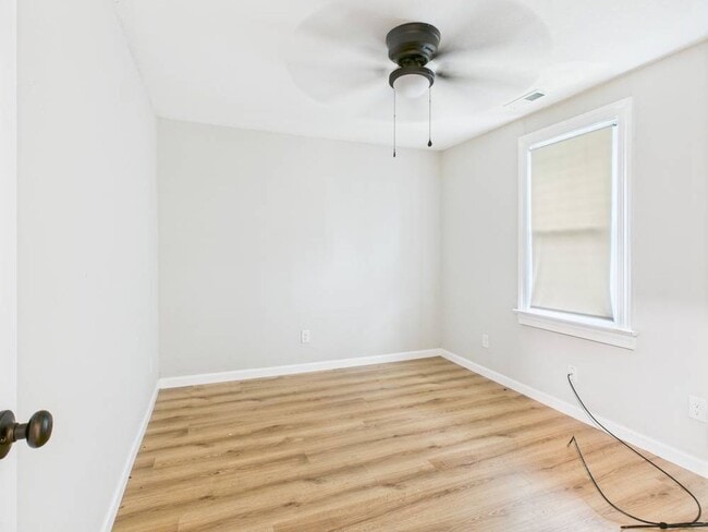 Building Photo - Beautiful 3 Bedroom 2 Bathroom 1 car Garag...