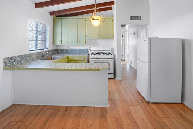 Building Photo - Gorgeous Spacious Duplex Close to shopping...
