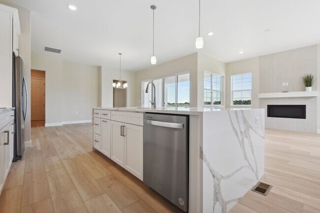 Building Photo - Gorgeous Ranch with 4 BR/3 1/2 Baths in Li...