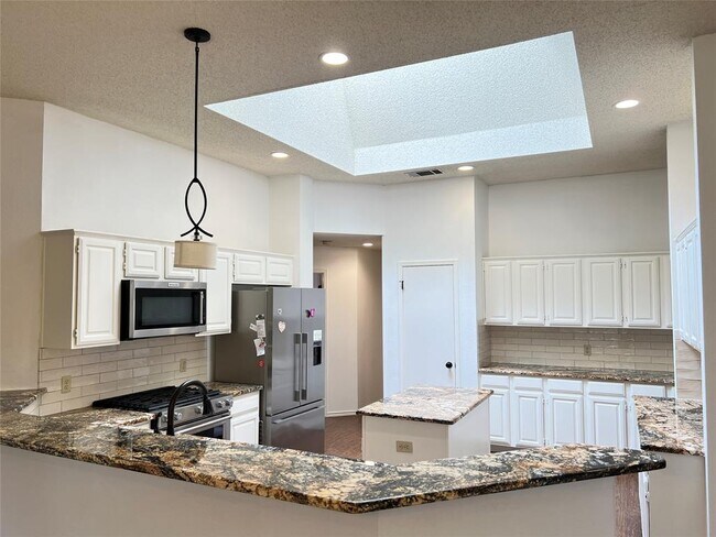Building Photo - 9005 Martha's Dr