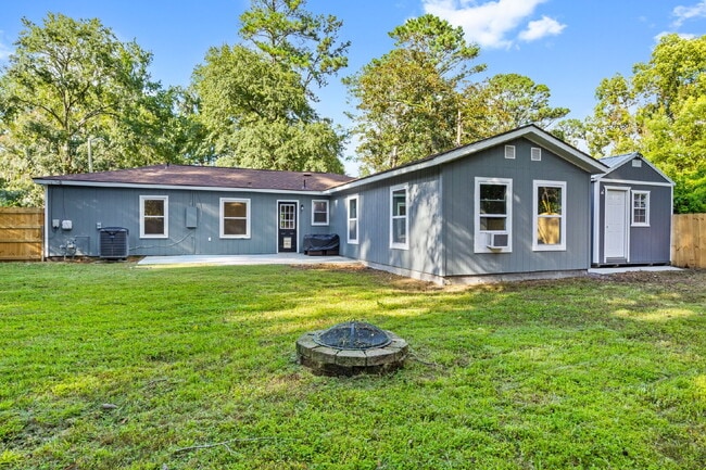 Building Photo - 3 bed 1 bath ranch with large storage/workshop building