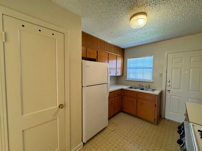 Building Photo - 708-708 Carrie Ave