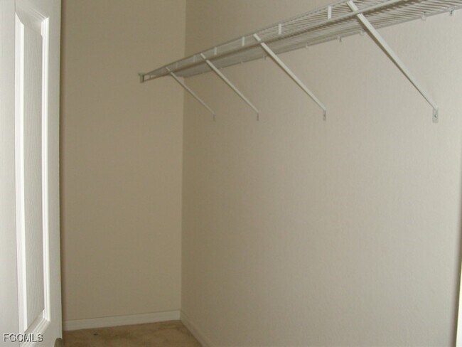 Building Photo - 924 Hollister Ave