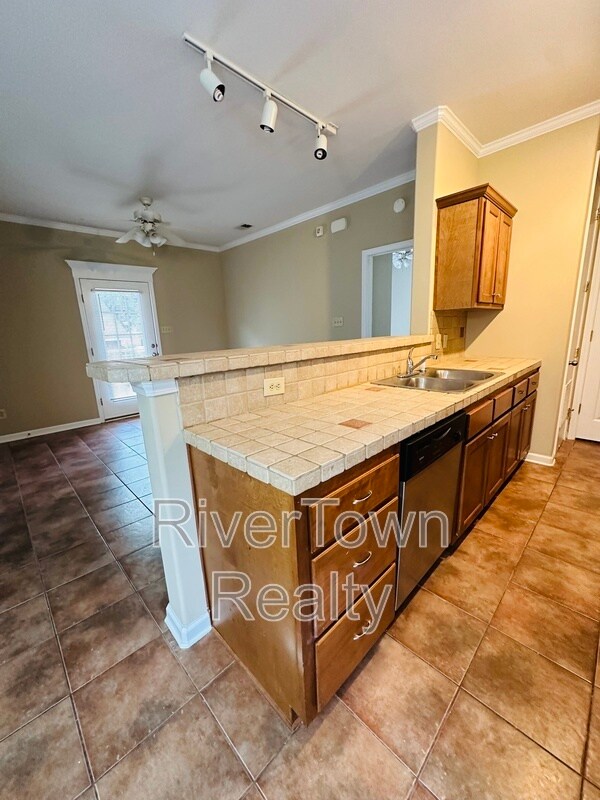 Building Photo - 641 Gookin Pl